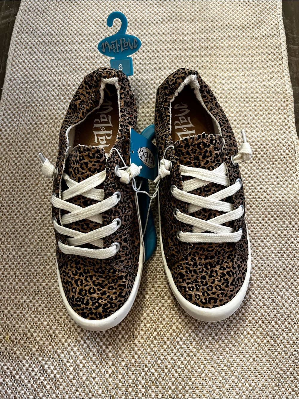 Leopard Print Lace-Up Sneakers for Women, size 6